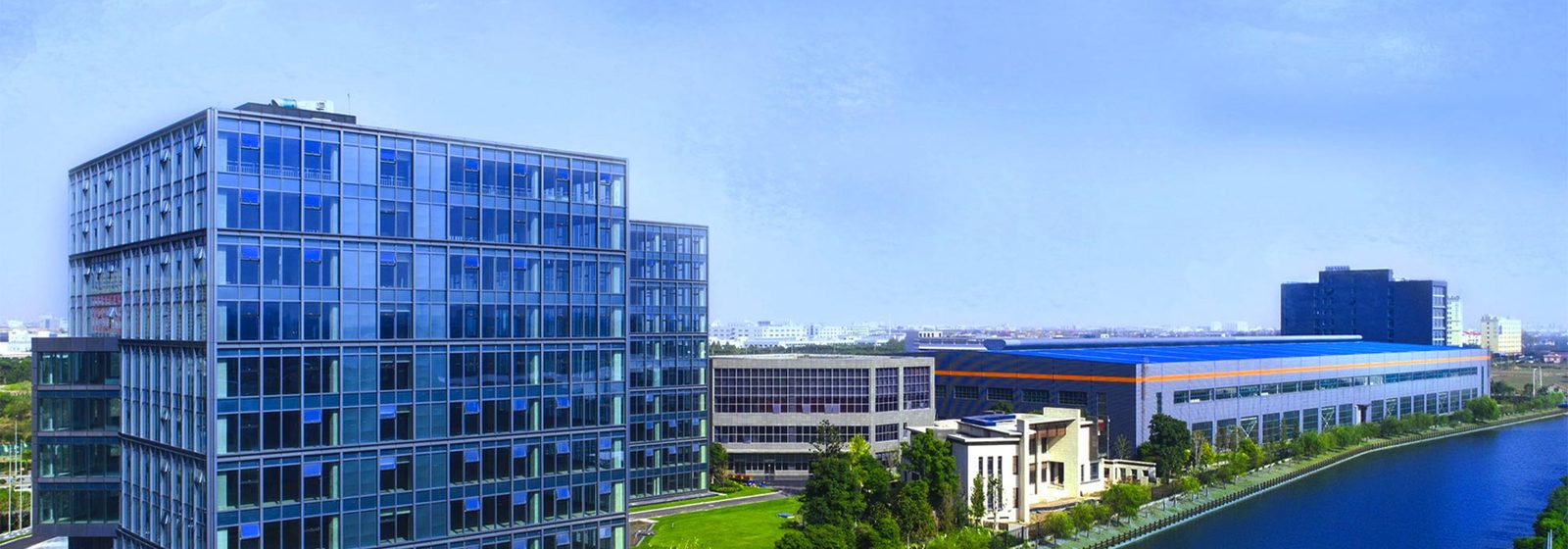 Huit familles de broyeurs, un principe de lit de broyage maîtrisé. Chaque dimensionnement s’appuie sur un essai réel de votre échantillon, et sur un principe que nous expliquons volontiers : la machine ne se choisit pas au catalogue, elle se démontre sur votre gisement.